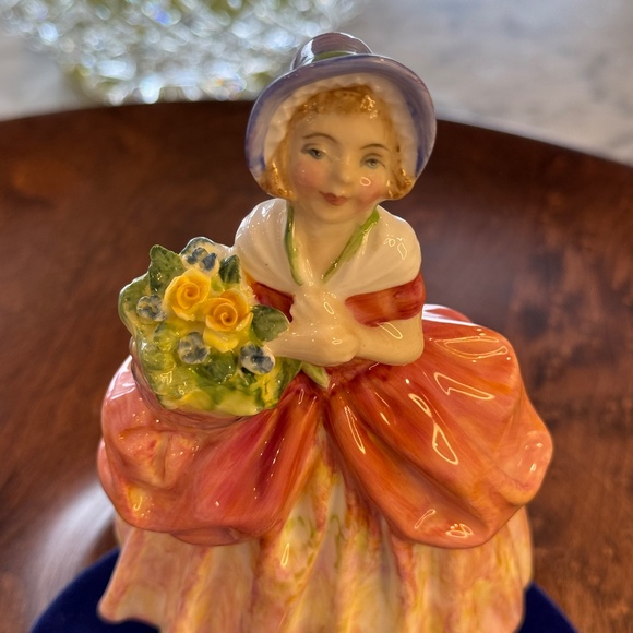 Royal Doulton miniature figurine "Cissie" HN 1809. Young girl with flowers. - Picture 5 of 8